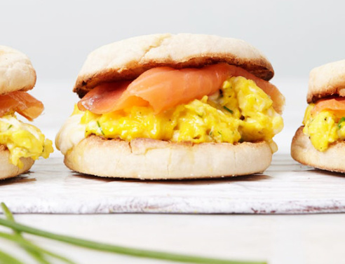 Σάντουιτς με scrambled eggs και σολομό