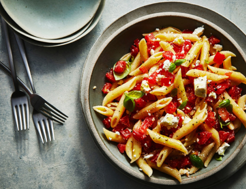 Σαλάτα με πέννες, σαλάμι και πεκορίνο