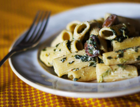 Ριγκατόνι με μανιτάρια και σπανάκι