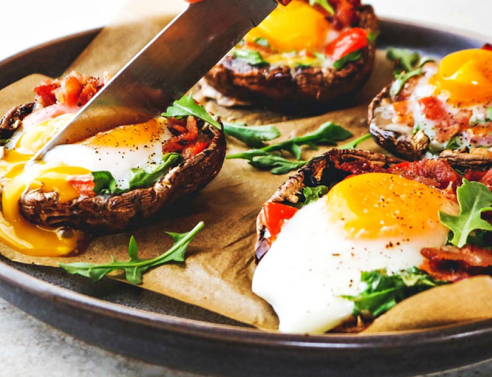 Τραγανό μπέικον και αυγά στην αγκαλιά ενός Portobello 