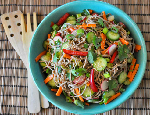 Δροσερή σαλάτα με noodles