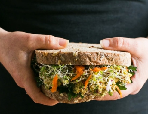 Σάντουιτς με σαλάτα από ρεβίθια