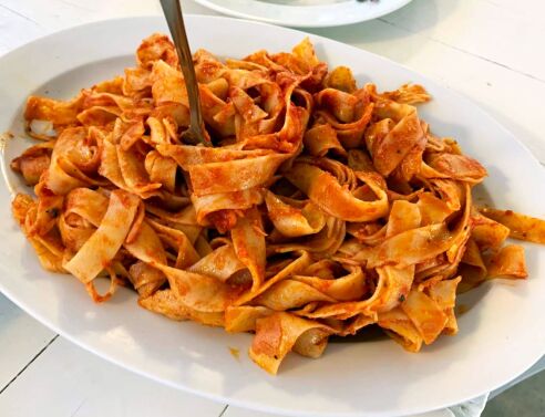 Σκορδολάζανα Μήλου (ταλιατέλες με «αλιάδα» και μπελτέ Μήλου)