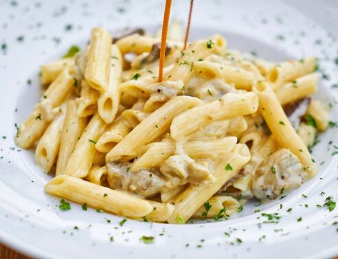 Πέννες με βουτυρένιο κοτόπουλο, λεμόνι, σκόρδο και παρμεζάνα