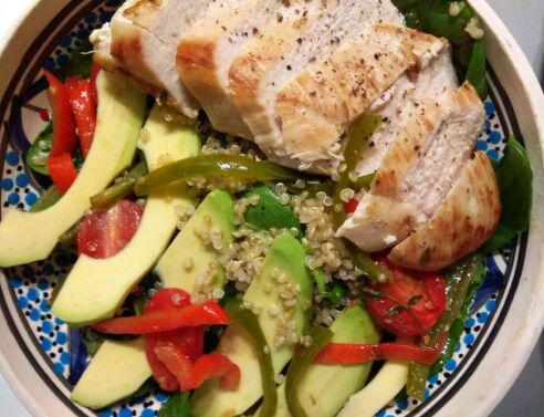 Σαλάτα με κοτόπουλο, κινόα και αβοκάντο