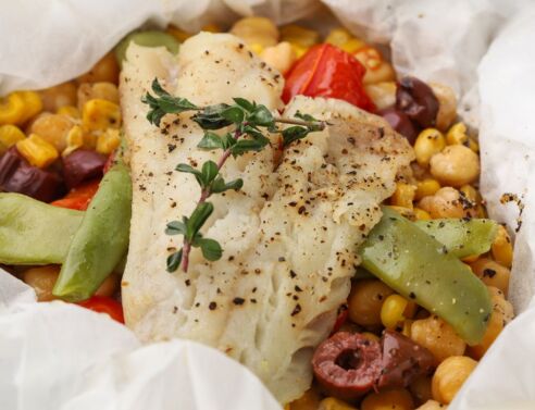 Μπακαλιάρος στον φούρνο με ρεβίθια και ντοματίνια