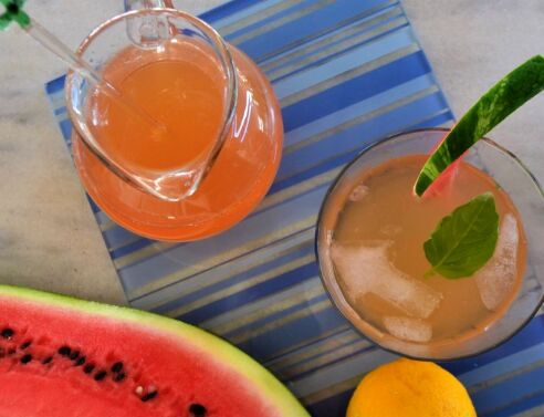 Ροζ λεμονάδα με καρπούζι