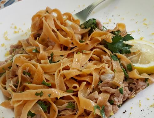 Μακαρονάδα με τόνο και άρωμα λεμόνι