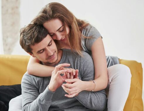 Ψυχολόγοι αποκαλύπτουν τις μικρές «περίεργες» συνήθειες που ενισχύουν τη συναισθηματική σύνδεση στα ευτυχισμένα ζευγάρια.