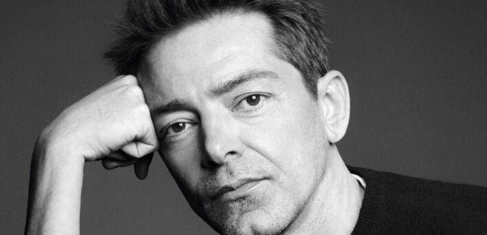 Ο Pieter Mulier είναι ο νέος δημιουργικός διευθυντής του Versace, σηματοδοτώντας μια νέα εποχή για τον οίκο μετά την αποχώρηση του Dario Vitale.