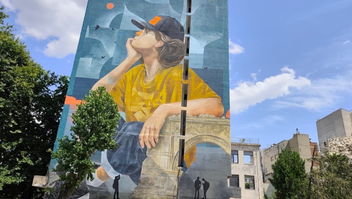 Ο Θέμης Κωνσταντινόπουλος (aka Dem) ζωγράφισε το mural με το κορίτσι της Χρυσής Πύλης Βαρδάρη