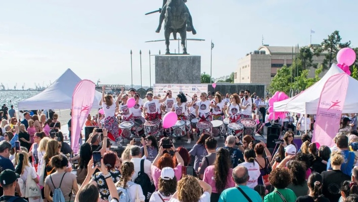 Pink Together: Η Θεσσαλονίκη γίνεται ένα «ροζ ποτάμι» αποδοχής και πρόληψης στη Νέα Παραλία