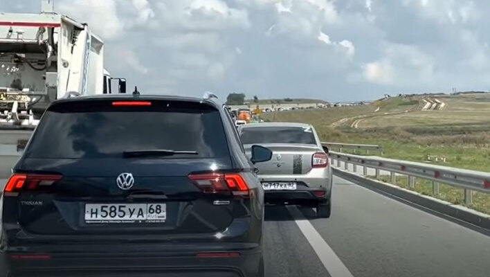 Μποτιλιάρισμα σε αυτοκινητόδρομο που οδηγεί έξω από την Κριμαία, καθώς χιλιάδες Ρώσοι εγκαταλείπουν τη χερσόνησο