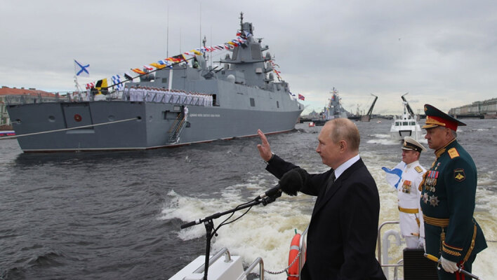 Ο Βλαντίμιρ Πούτιν παρακολουθεί παρέλαση πολεμικών πλοίων στην Αγία Πετρούπολη