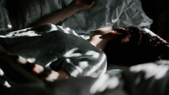 Πώς ο κακός ύπνος μας κάνει να αισθανόμαστε μεγαλύτεροι, σύμφωνα με μελέτη