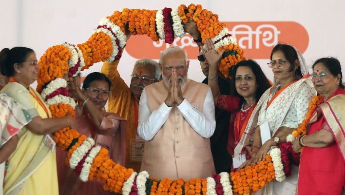 Ο Ινδός πρωθυπουργός Ναρέντρα Μόντι χαιρετάει με τα χέρια ενωμένα ανάμεσα σε μέλη το κόμματος