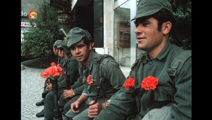 Πορτογάλοι στρατιώτες με γαρύφαλλα 