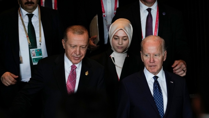 Ερντογάν, Μπάιντεν μαζί με νεαρή γυναίκα και 2 σωματοφύλακες