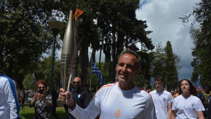 Ο Νίκος Αλιάγας ως λαμπαδηδρόμος της Ολυμπιακής Φλόγας