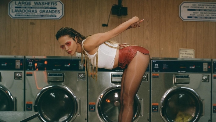 Η Rita Ora σε καρεκλα, πλυντηρια