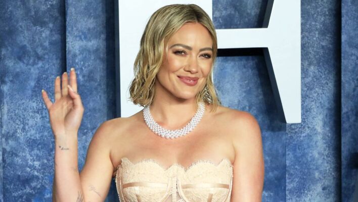 Η Χίλαρι Νταφ πρωταγωνιστεί στο Pretty Ugly στο Hulu - Μια νέα σειρά για την πίεση των παιδικών καλλιστείων - Εμπνευσμένη από το μυθιστόρημα του Κίρκερ Μπάτλερ