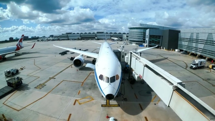 Αναγκαστική προσγείωση για Boeing της United Airlines