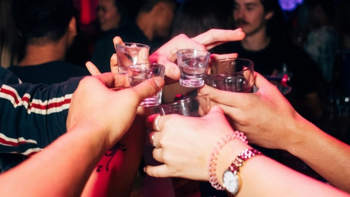 Μπουρνάζι: Στο νοσοκομείο ανήλικος έπειτα από υπερβολική κατανάλωση αλκοόλ 