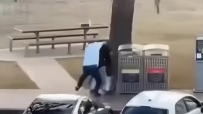 Οι Αυστραλοί χαιρετίζουν τον περαστικό που όρμησε και άρπαξε το όπλο από δράστη της τρομοκρατικής επίθεσης	