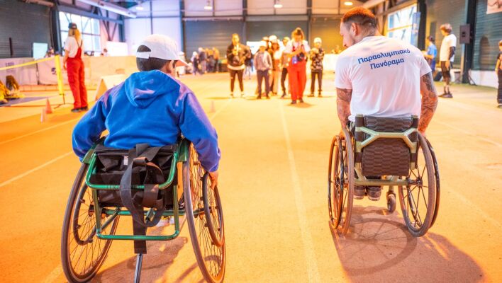 Στιγμιότυπα από τις επιδείξεις που έγιναν στους μαθητές, στα αθλήματα της Τοξοβολίας, της Επιτραπέζιας Αντισφαίρισης, του Στίβου με Αμαξίδιο και της Καλαθοσφαίρισης με Αμαξίδιο.   