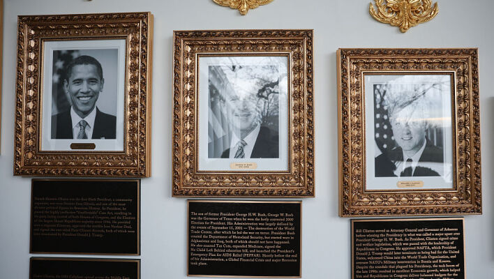 Ο Τραμπ έστησε «Walk of Fame» στον Λευκό Οίκο – με πλακέτες-επιθέσεις σε Μπάιντεν και Ομπάμα