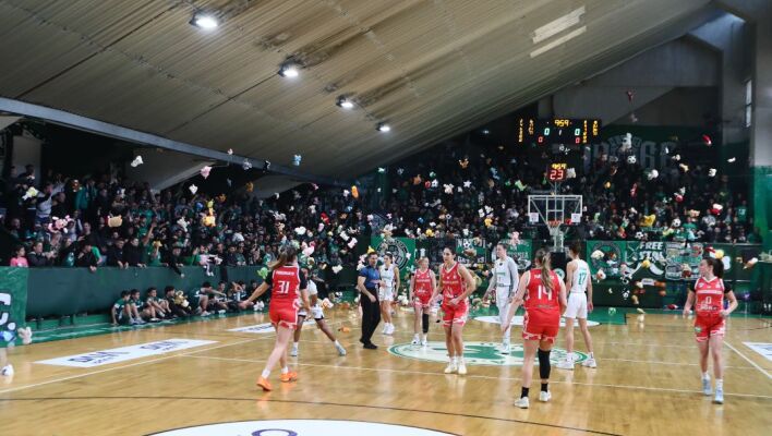 Λεωφόρος: Πράσινες κερκίδες, μεγάλα χαμόγελα | Λούτρινα κουκλάκια στο παρκέ για το «Χαμόγελο του Παιδιού»