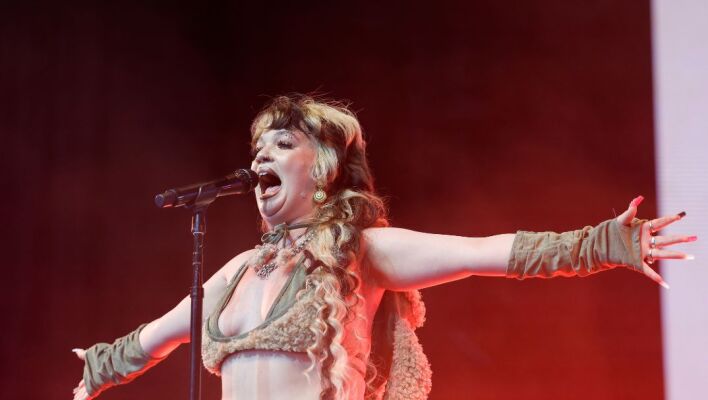 Lola Young και Olivia Dean προηγούνται στις υποψηφιότητες των BRIT Awards