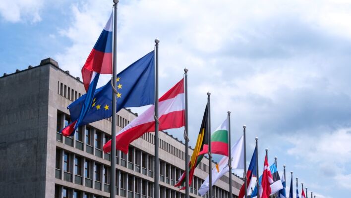 Σημαίες κρατών της ΕΕ έξω από το κτήριο του Κοινοβουλίου της Σλοβενίας