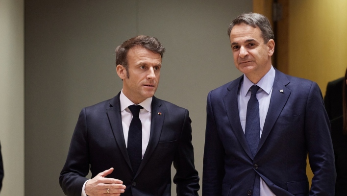 Κυριακός Μητσοτάκης και Εμανουέλ Μακρόν σε μια συζήτηση με τον Αλέξη Παπαχελά