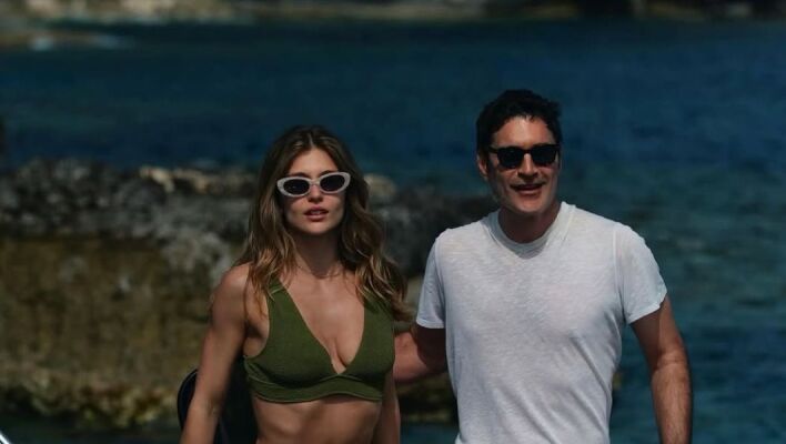 «Σχεδόν έτοιμοι» - Το στιγμιότυπο με την Κλέλια Ανδριολάτου και τον Χριστόφορο Παπακαλιάτη στα γυρίσματα του Maestro