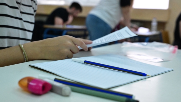 Συνέχεια Πανελλαδικών αύριο με Λατινικά, Χημεία και Πληροφορική	