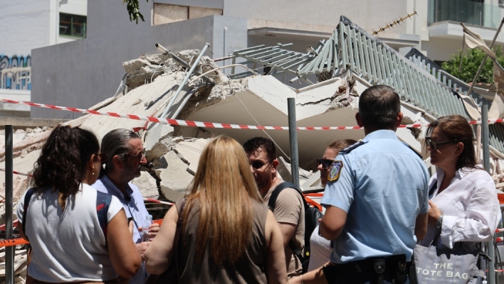 Πετράλωνα: Δέκα ημέρες μετά την κατάρρευση της πολυκατοικίας και ακόμα δεν έχουν απομακρυνθεί τα μπάζα