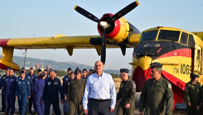 Επίσκεψη Δένδια στη Μοίρα Πυροσβεστικών Αεροσκαφών και στη Μοίρα Συντήρησης στην Ελευσίνα