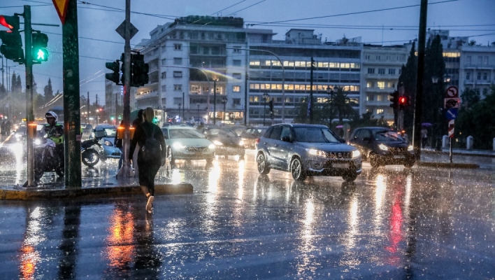 Καιρός: Απότομη πτώση της θερμοκρασίας αύριο - Κακοκαιρία με βροχές και καταιγίδες 