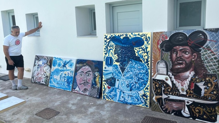 Ο Απόστολος Χαντζαράς με τα έργα που δημιούργησε στην Πάτμο