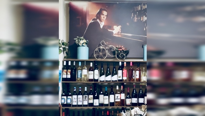 Ο Nick Cave μένει σ’ ένα παντοπωλείο της Θεσσαλονίκης