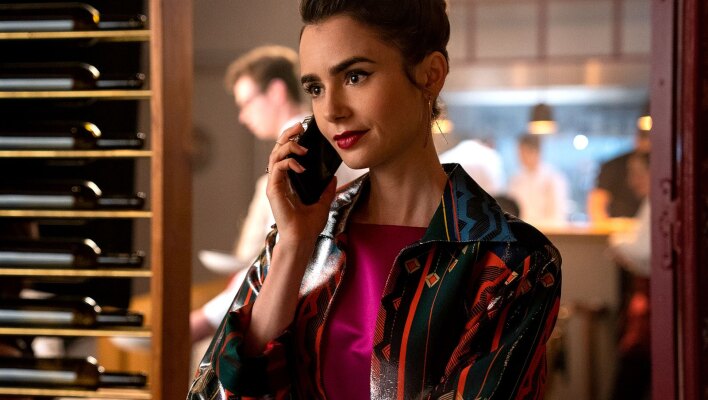 Η ηθοποιός Lily Collins ως Emily Cooper στη σειρά Emily in Paris