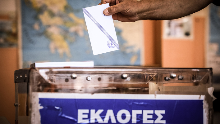 Στιγμιότυπο από την ψηφοφορία για τον δεύτερο γύρο των αυτοδιοικητικών εκλογών σε εκλογικό τμήμα του Νέου Κόσμου Αττικής, Κυριακή 15 Οκτωβρίου 2023
