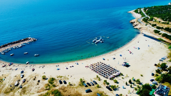 Παραλία σε ελληνικό νησί το καλοκαίρι