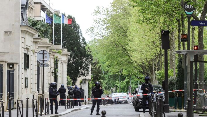 Γαλλία: Άνδρας συνελήφθη στο Παρίσι έπειτα από περιστατικό στο ιρανικό προξενείο - Απειλούσε να ανατιναχθεί - Είπε ότι ήθελε να πάρει εκδίκηση.