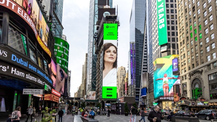 Χάρις Αλεξίου: Σε billboard στην Times Square Χάρις Αλεξίου: Σε billboard στην Times Square 