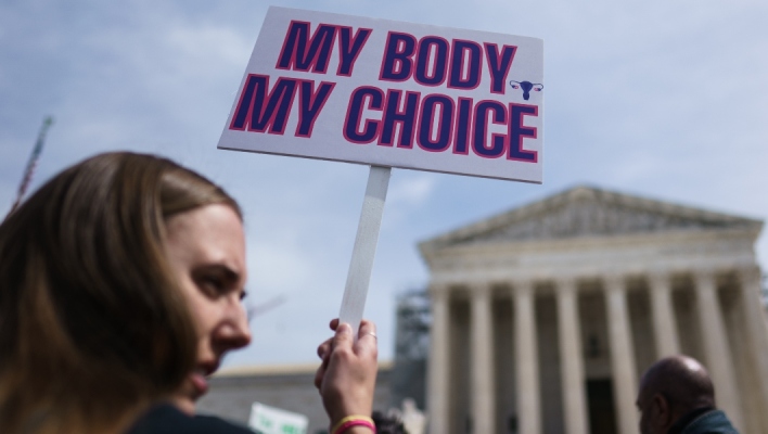 Γυναίκα διαμαρτύρεται για το δικαίωμα στην άμβλωση στις ΗΠΑ