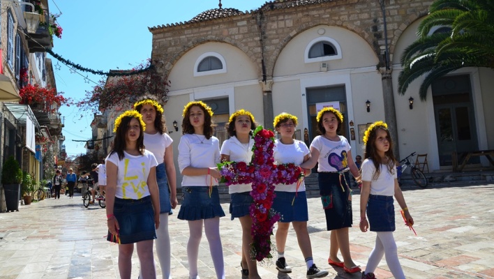 Λαζαρίνες με στεφάνι από λουλούδια στα μαλλιά λένε τα κάλαντα του Λαζάρου σε δρόμο του Ναυπλίου