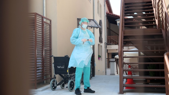 Άτομο της ιατρικής κοινότητας με μάσκα και γάντια προστασίας από τον κορωνοϊο σε οίκο ευγηρίας