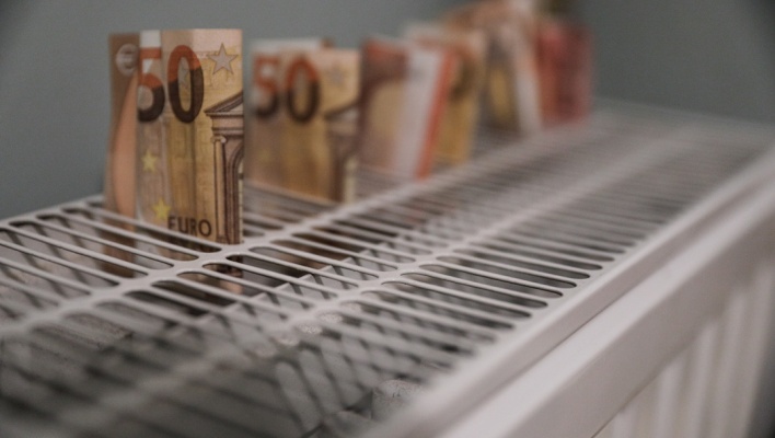 Χρήματα πάνω σε καλοριφέρ